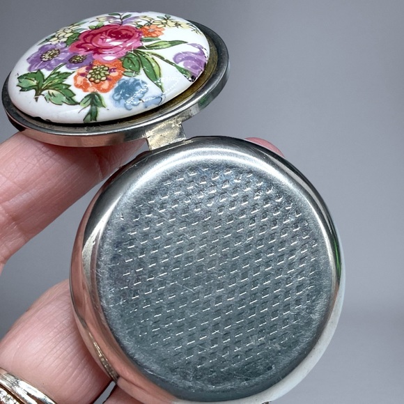 🌺Vintage Floral Pill/Trinket Box - Picture 4 of 12